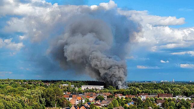 Bild : Feuer zerstört Hauptbühne von Tomorrowland-Festival