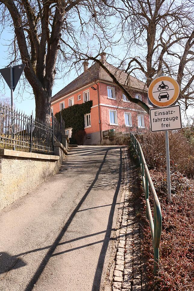 Ziemlich steil ist bisher die Zufahrt von der Längestraße zum Rathaus. Die Neugestaltung sieht künftig sowohl eine Rampe als auch eine ...