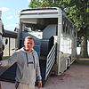 Niklas Krieg führt einen Schimmel aus dem Transporter in den Stall auf dem Reitturnier.