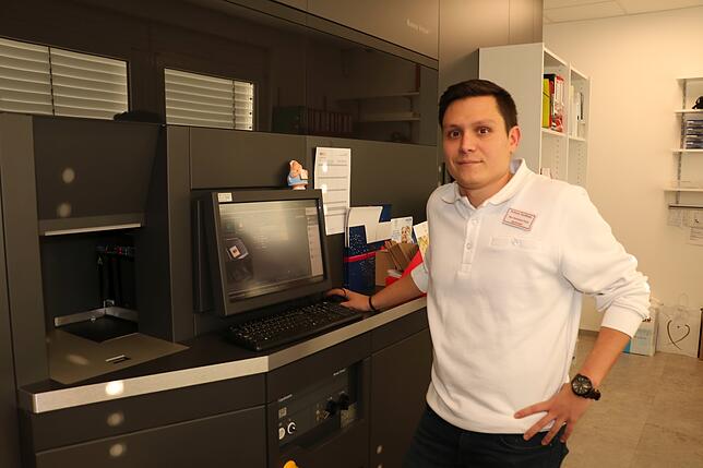 Rafael Benlloch arbeitet in der Rathausapotheke. Der Apotheker zeigt die Eingabeseite des computergestützten Medikamentenlagers.