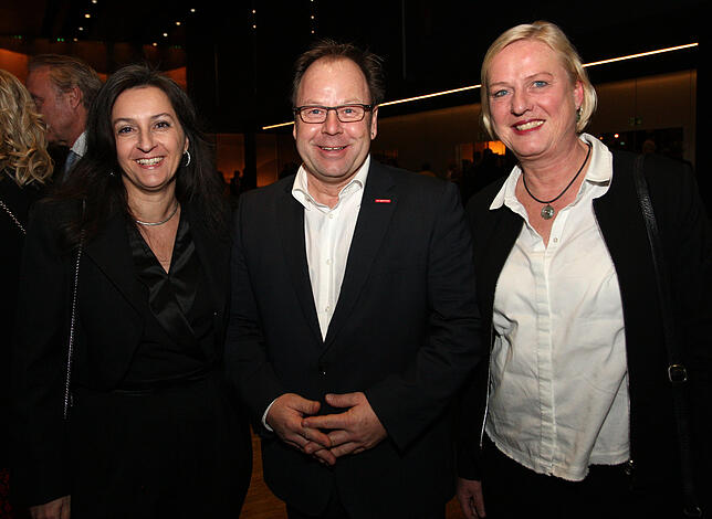 Andrea und Thomas Keck (links) vom Konstanzer Gravierbetrieb Keck und Andrea Kegel, Vorsitzende von Konstanz Tourismus Plus, ließen sich ...