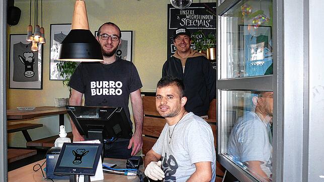 Julian Müller-Nestler (im Hintergrund), Betreiber des Burro-Burro, an der Ausgabetheke mit seinen Mitarbeitern Diaa Shalabi (Service) ...