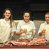 Metzger sind grobschlächtige Männer? Die Fleischerinnen Theresa Hügle, Melissa Meloncelli und Katrin Gössl beweisen das Gegenteil.