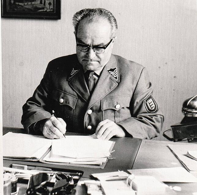 Polizeihauptmeister Emil Tröndle (1909-1993) an seinem Schreibtisch im ehemaligen Polizeirevier in der Waldshuter Eisenbahnstraße.