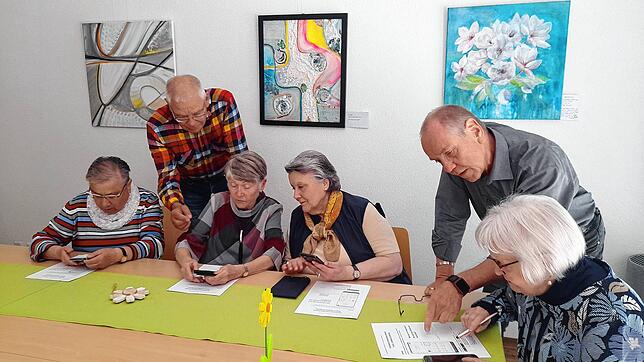 Der Generationentreff/Mehrgenerationenhaus, hier Senioren im April 2025 beim Kurs zur Handhabung von Smartphones, zusammen mit den ...