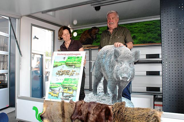 Naturpädagogin Sabine Müller und Kreisjägermeister Werner d‘Oleire-Oltmanns (rechts) zeigen einen Teil des Materials, das bereits im ...
