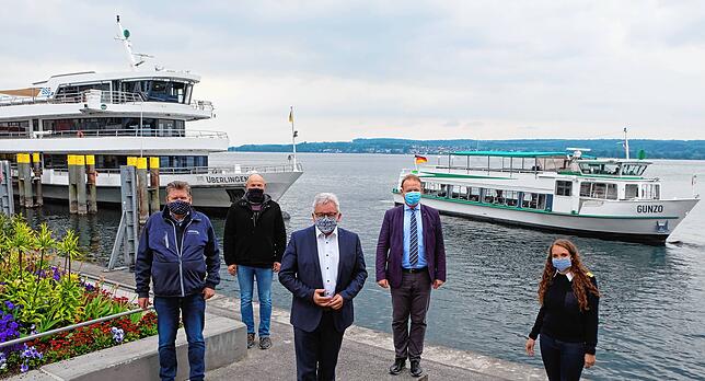Mit Maske und Abstand: BSB-Geschäftsführer Frank Weber (von links), Schiffsbetreiber Clemens Mauch, Baden-Württembergs Tourismusminister ...