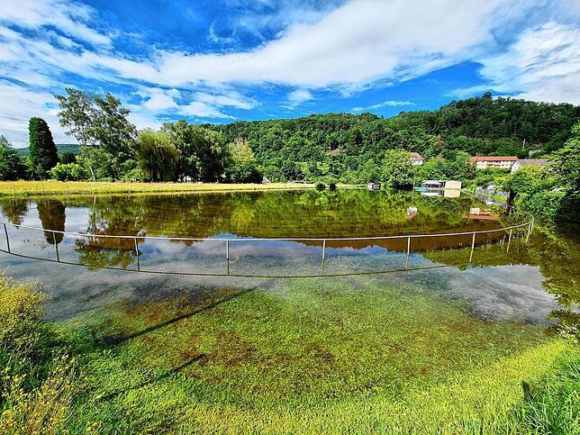 Unter Wasser steht der Sportplatz am Waldshuter Jahnweg.