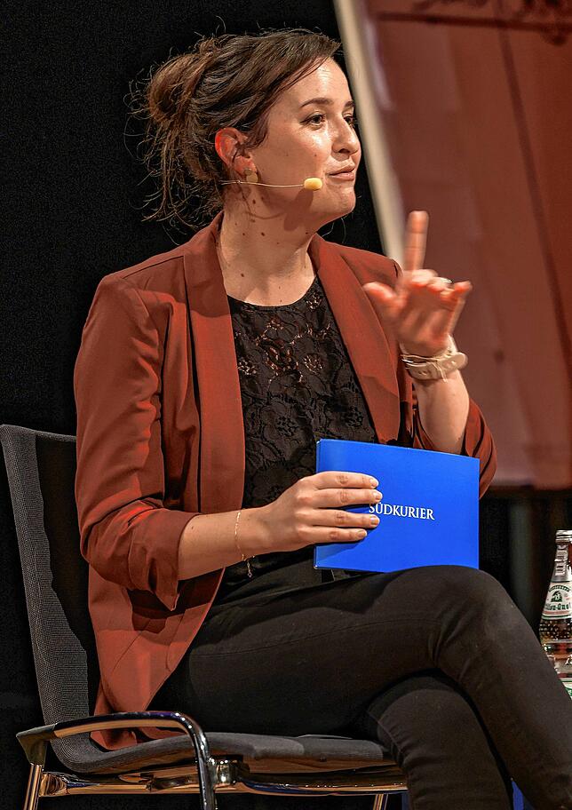 Stellte auf charmante Art tiefgründige Fragen an die Kandidaten: SÜDKURIER-Redakteurin Anna-Maria Schneider.