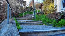 Die Treppe zwischen Dillstraße und Stadtwall ist immer wieder ein beliebter Treffpunkt für Jugendliche. Im &bdquo;wilden Mai 2022&ldquo; ...