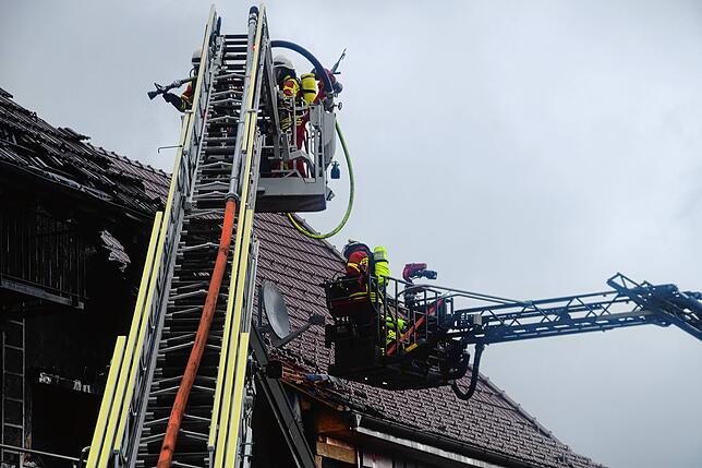 Drei Drehleiterwagen wurden zur Brandbekämpfung in Rickenbach eingesetzt.