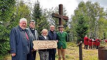 In Rickenbach wurde der neue Begräbniswald „RuheForst“ eingeweiht. Im Bild von links: Jost Arnold Geschäftsführer der Ruheforst GmbH, ...