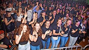 Die Vöhrenbacher Festhalle ist komplett ausverkauft, die Fangruppe der Breg Brass Buebe, viele befreundete Musiker und Kapellen und ...