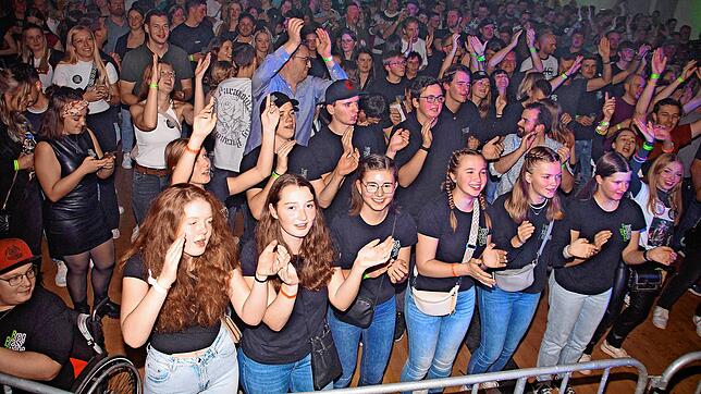 Die Vöhrenbacher Festhalle ist komplett ausverkauft, die Fangruppe der Breg Brass Buebe, viele befreundete Musiker und Kapellen und ...