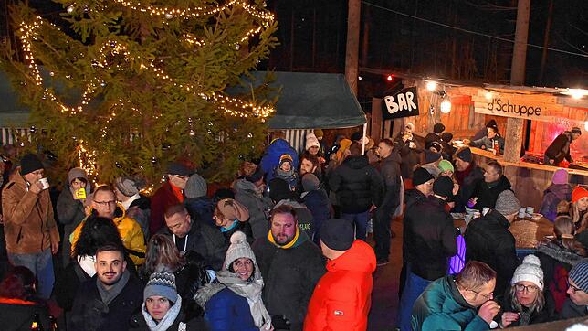 Eine tolle vorweihnachtliche Stimmung und das gemeinsame Miteinander prägten die erste Stollenweihnacht in Schabenhausen. Bild: Gerd Jerger