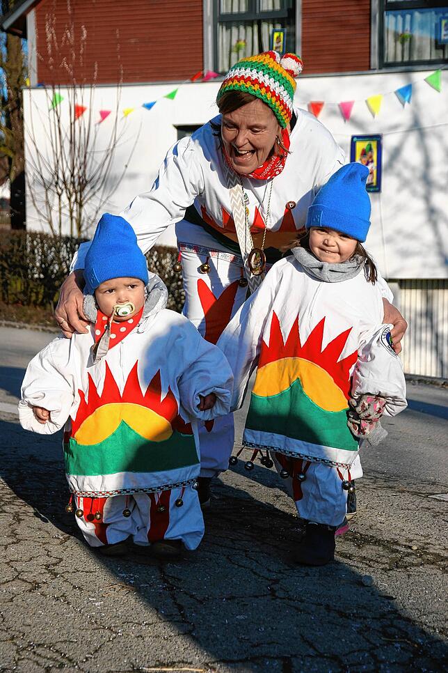 Bild 17: Weitere Bilder vom Stellen des Jubiläumsbaums durch die Froschzeller Holzer