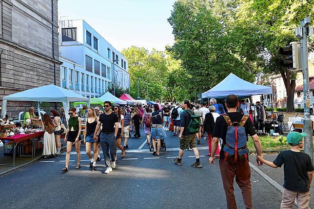 Bild 22: Mega Flohmarkt in Konstanz und Kreuzlingen: die ersten Besucher schlendern über die Verkaufsflächen