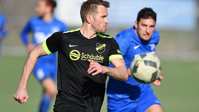 Doppelt hält besser: Stefan Hilpuesch (vorn) netzte beim 3:1-Sieg des TuS Efringen-Kirchen beim FC Wallbach zwei Mal für seine ...