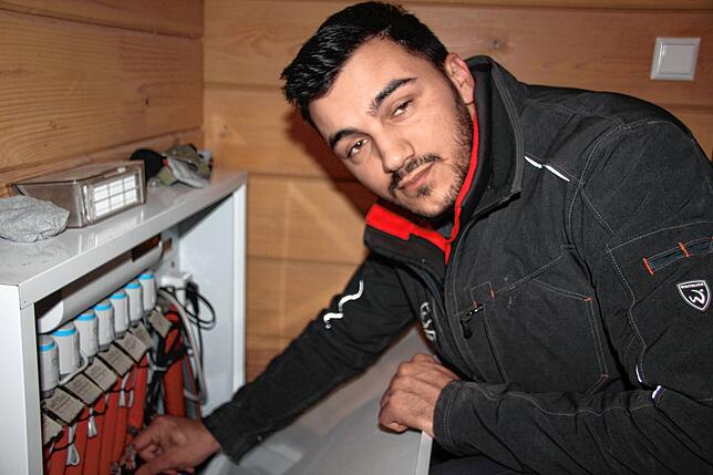 Praktische Hilfe leistet auch Luca Troilo aus Klettgau im Haus von Dildora Salata, damit die beiden ukrainischen Familien und weitere ...