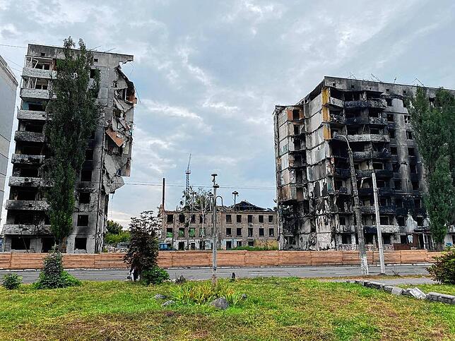 Das Bild vom September 2022 zeigt von einem Raketenangriff zerstörte Gebäude im Kiewer Vorort Borodjanka. Julia Tutovskaya hat das Foto ...