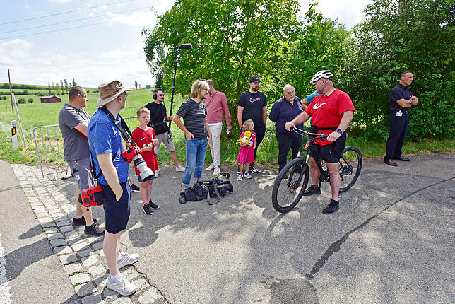 Vereinzelte Fans und Medienleute hoffen auf dem Verbindungsstück zwischen Öschberghof und Trainingsgelände in Aasen auf die Möglichkeit, ...
