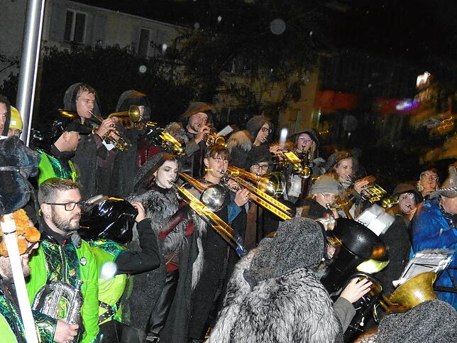 Bild 20: Der Narrenverein feiert mit der Bevölkerung den Beginn der Fasnacht auf dem Rathausplatz