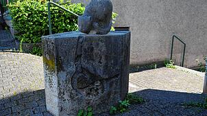 Geduldig lauert in einer Skulptur des Bildhauers Leonhard Eder in Bad Säckingen die Katze vor dem Mauseloch auf ihre Beute.