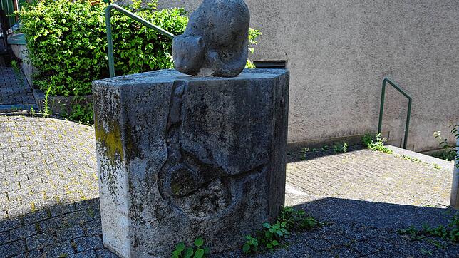 Geduldig lauert in einer Skulptur des Bildhauers Leonhard Eder in Bad Säckingen die Katze vor dem Mauseloch auf ihre Beute.