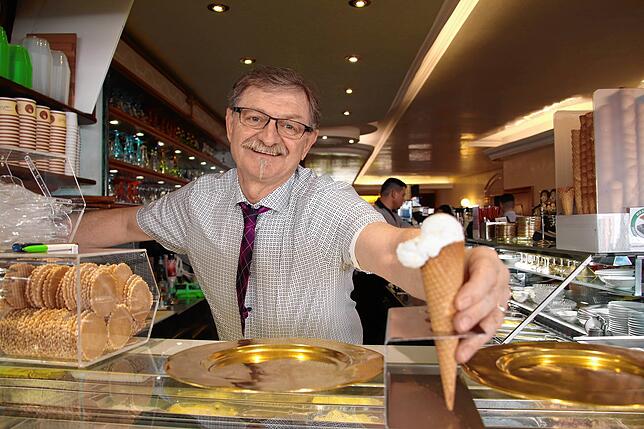 Cesare Gianotti, Inhaber des Eiscafés Zampolli, versorgt seine Kunden mit Eis.