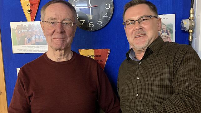 Nach 35 Jahren an der Spitze übergibt Dieter Eckert (l.) den Staffelstab und die Verantwortung für die Leichtathletikabteilung des TV ...