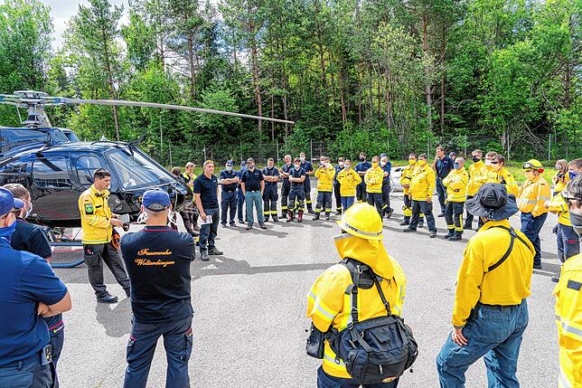 Die Übungsteilnehmer werden in Sachen Helicopter-Einsatz unterwiesen.