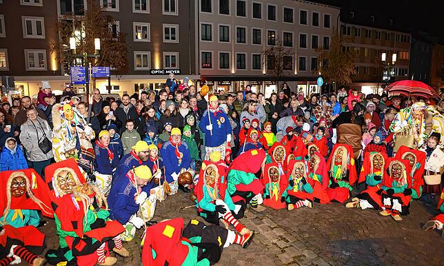 Auch zahlreiche Stadthexen nehmen an der Fastnachtseröffnung teil, sie haben am Fastanchtsfreitag mit den Schellenberghexen ihren großen ...