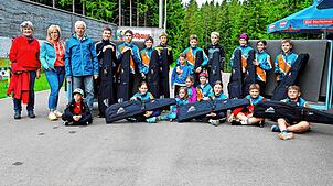 Die Nachwuchs-Biathleten des Ski-Clubs freuen sich über die großzügige Spende, die von Kassenwartin Hiltrud Maier, Pressewartin Gabi ...