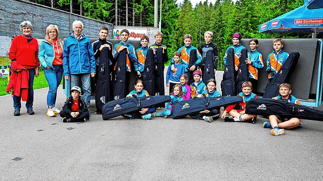 Die Nachwuchs-Biathleten des Ski-Clubs freuen sich über die großzügige Spende, die von Kassenwartin Hiltrud Maier, Pressewartin Gabi ...