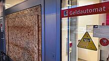 Gleich neben der Türe zum Sparkassen-Center schlugen der oder die Täter eine Scheibe ein.