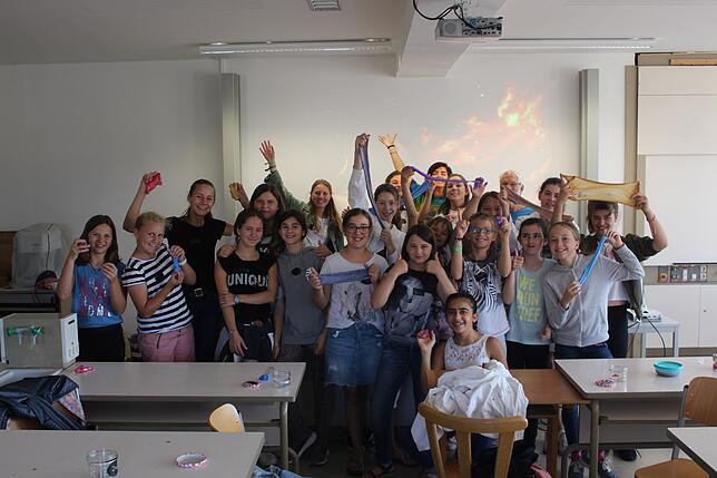 Beim Projekttag „All around the world“ stellten die Heimschülerinnen selbst „Schleim“ in der ...