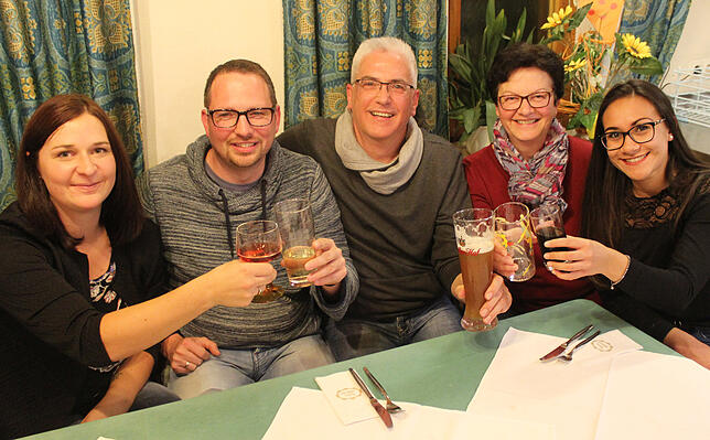 Der neue Vorstand stößt auf eine gute gemeinsame Amtszeit an (von links): Marina Renner, Tobias Boos, Thomas Deschler, Brigitte Abreder ...
