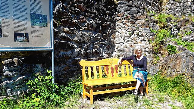 Ursula Nauwerck stiftete eine Sitzbank für die Burgruine Wieladingen.