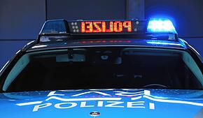 Rund 20.000 Euro Schaden hat ein Mann verursacht, der wegen erhöhter Geschwindigkeit von der Straße abkam, informiert die Polizei.