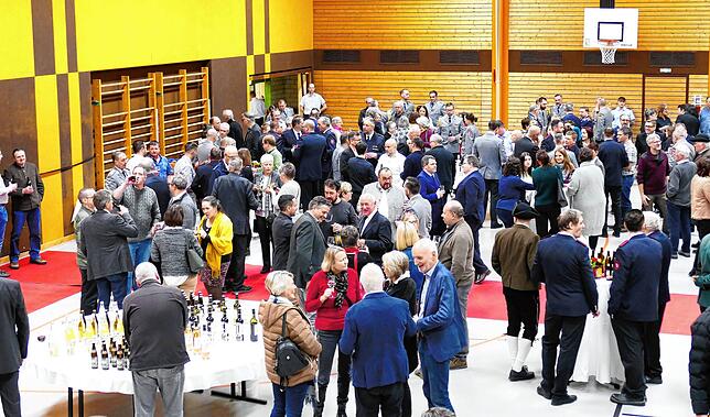 In gemütlicher Runde gab es nach den offiziellen Ansprachen ausgiebig Möglichkeit zum gemeinsamen Austausch für Bürgerinnen, Bürger, ...