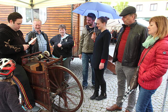 Joseph Hartmann junior (links) führt das Handwerk der Scherenschleifer vor. Bild: Susanne Gehrmann-Röhm