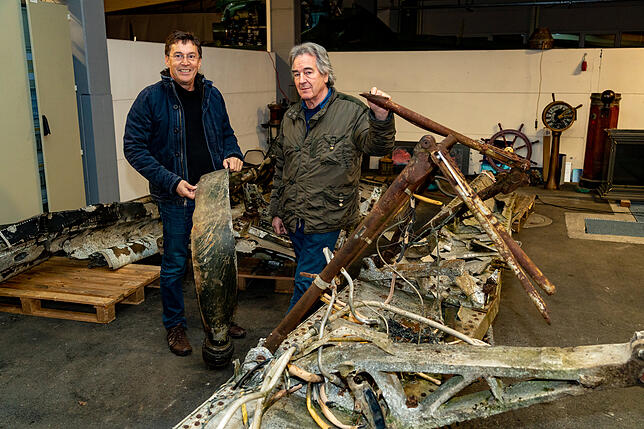 Rolf Ebnet (links) und Werner Kilchling vor den Fahrwerksteilen eines englischen Lancaster Bombers, der 1944 über dem Bodensee ...