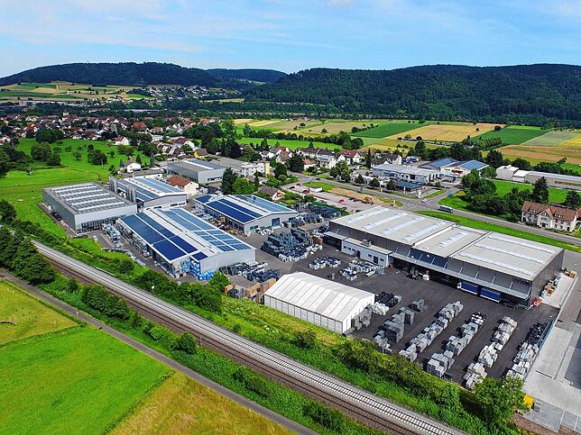 Auf den Dächern der Produktionshallen der Laufenburger Rüde Gruppe befindet sich eine der größten Photovoltaik-Anlagen der Region. ...