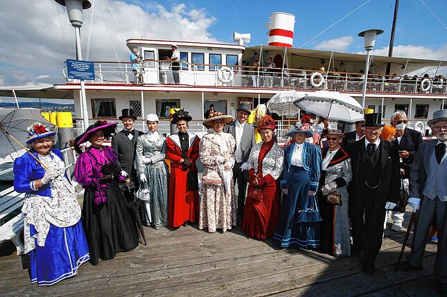 Bild 1: Ein Hauch von Titanic am Bodensee: Wenn die Fans der Belle Époque auf Sonntagsausflug mit dem historischen Motorschiff Oesterreich sind