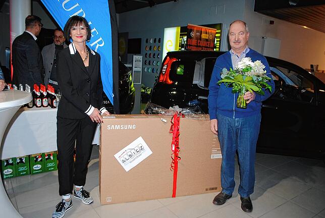 Bild 12: So sehen die Gewinner und Sponsoren des 24. Waldshut-Tiengener Weihnachtsgewinnspiels aus