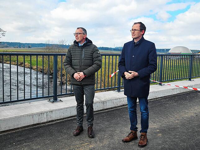 Landrat Sven Hinterseh und Bräunlingens Bürgermeister Micha Bächle bei der Einweihung der neuen Bregbrücke.