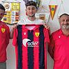 Talent gesichert: Sportchef Stephan Leipert (links) und der 3. Vorsitzende Joachim Sperker (rechts) vom FSV Rheinfelden freuen sich über ...