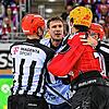 Emotionen: Schwenningens Will Weber gestern Abend im Verbalduell mit Bennet Rossmy (Fischtown Pinguins Bremerhaven).