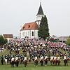 Ein eindrucksvoller Anblick, beim 161. Eulogiusfest im Herdwangen-Aftholderberg versammelten sich 140 Reiter, fünf Musikkapellen und ...