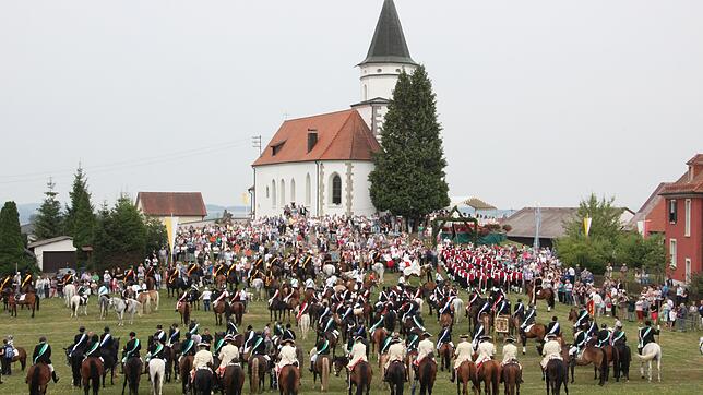 Ein eindrucksvoller Anblick, beim 161. Eulogiusfest im Herdwangen-Aftholderberg versammelten sich 140 Reiter, fünf Musikkapellen und ...
